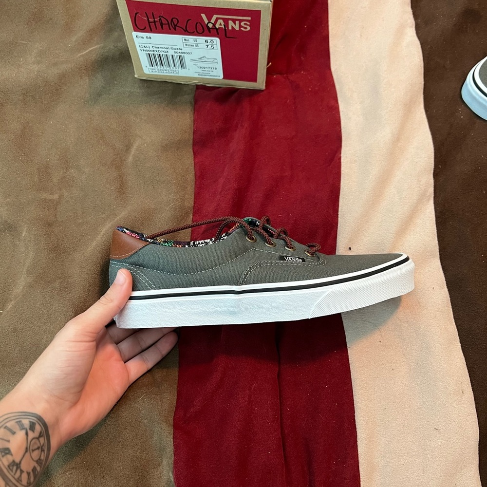 Vans - Picture 2 of 6